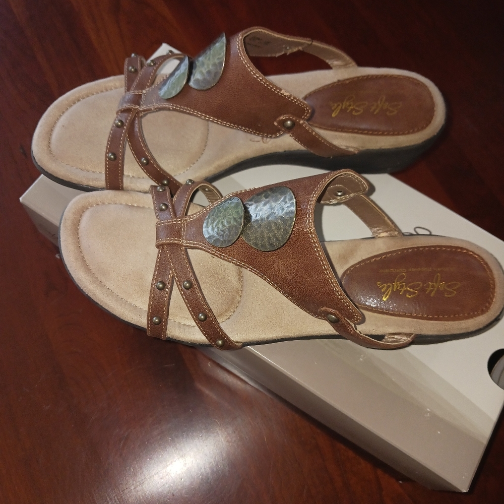 Soft Style Lt. Brown Slide Sandals With Metal Details 1" heel Sz 9.5 New In Box